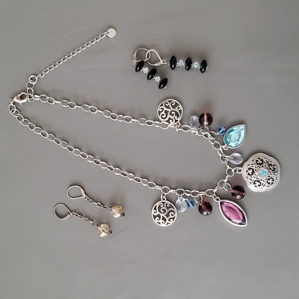 Jewelry Neckace and Earrings 2 pairs